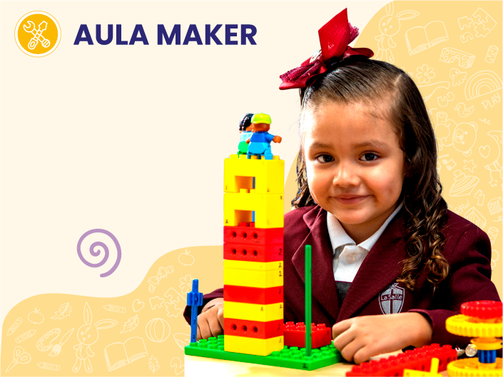 Alumna construyendo un proyecto en Aula Maker